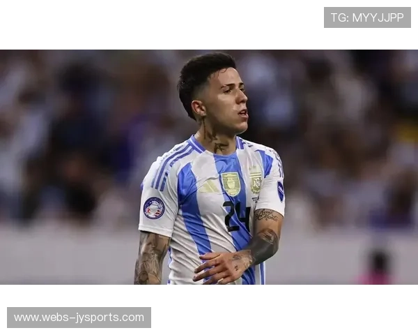 恩佐绝平后与队友相拥，切尔西更衣室气氛转暖