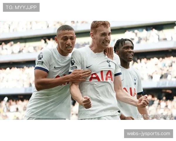 特写镜头:麦迪逊进球后指向看台,将进球献给刚出生的女儿。 特写镜头:麦迪逊进球后指向看台,将进球献给刚出生的女儿。