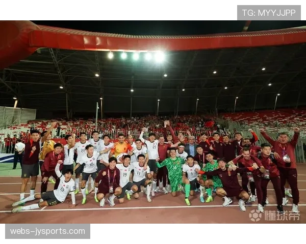 特写:赛后谢场,张玉宁将球衣赠予看台上坐着轮椅的小球迷 特写:赛后谢场,张玉宁将球衣赠予看台上坐着轮椅的小球迷